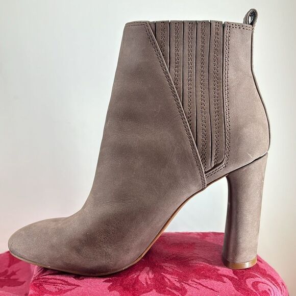 Vince Camuto Fateen Ankle Taupe Leather Booties 3 1/2” Heel Size 7 - Picture 10 of 16